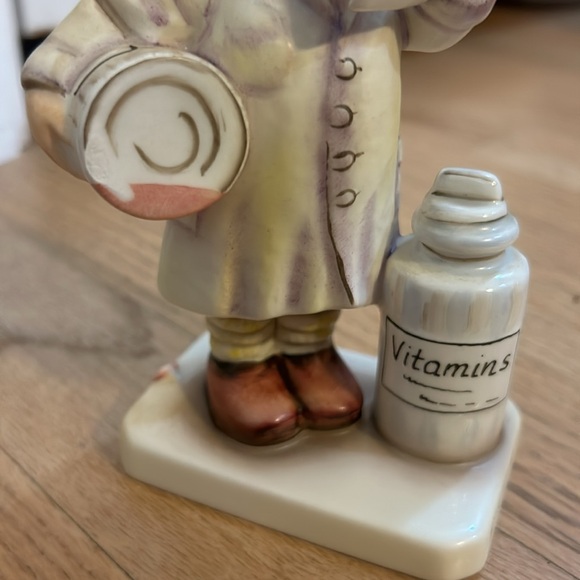 Little Pharmacist Hummel 1955 - Picture 3 of 6